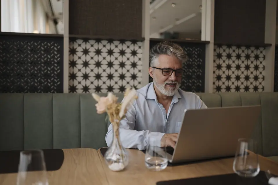 Ondernemer werkt aan een laptop in een café