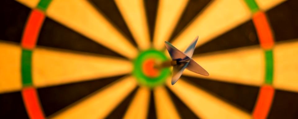 Dartpijl in de roos