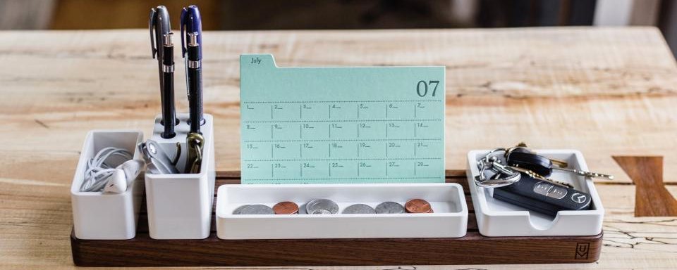 Bureau met een bureaukalender en pennen